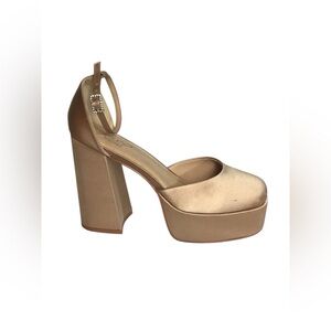 Jewel Badgley Mischka  Women Gold Platform Shoes with jeweled buckle Sz. 8 EUC